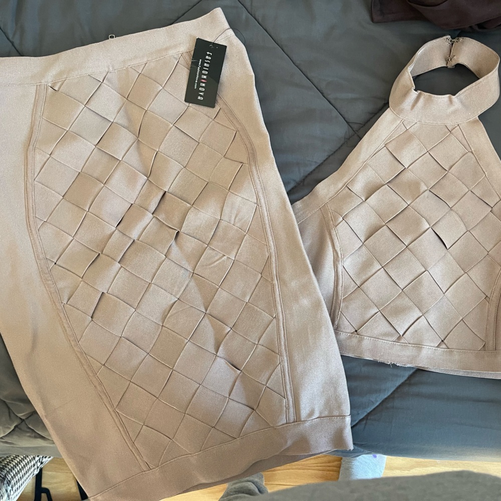 Two piece bandage top and skirt set from fashion nova
Size small
Never worn